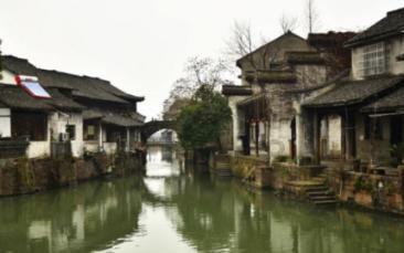逃离昏暗的废弃城